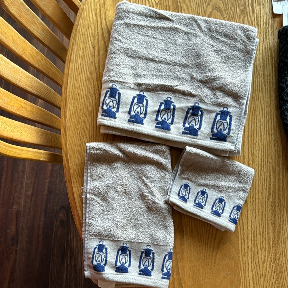 Lantern Towel Set - Picture 2 of 3